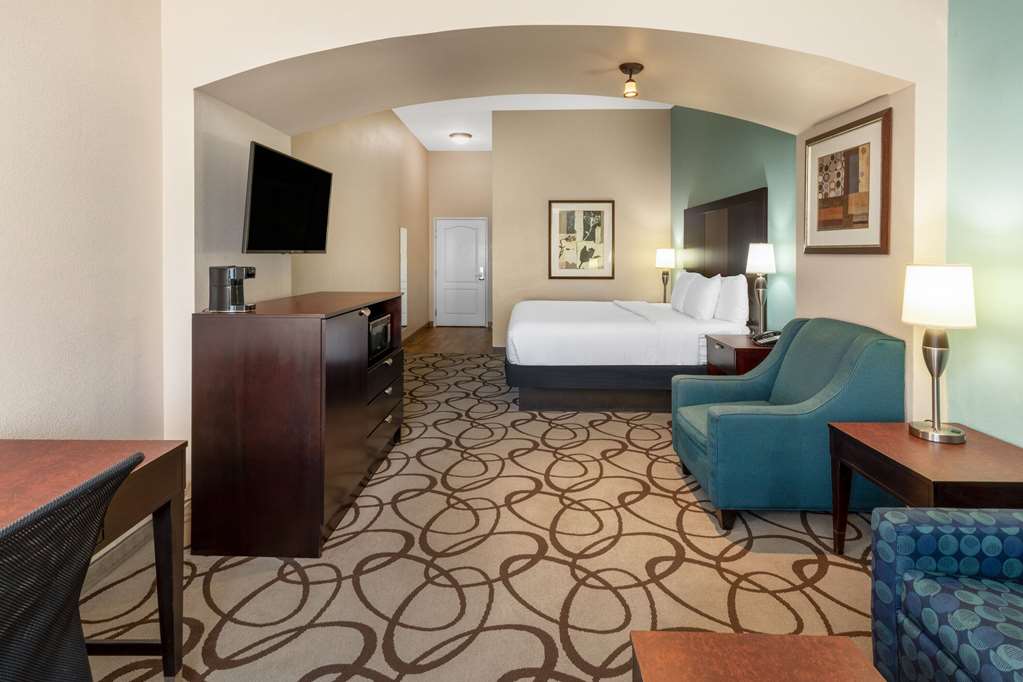 La Quinta Inn & Suites by Wyndham Fort Worth Lake Worth - photo 17