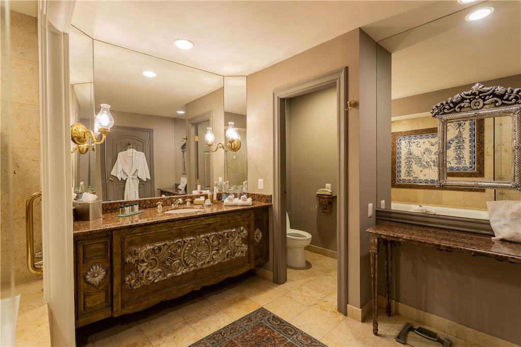 Grand Class executive tower bathroom