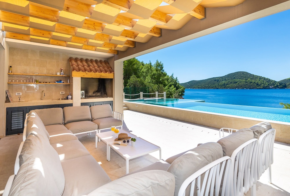 Beachfront Villa Brulupes — 4-Star Luxury Hotel in Ston, Croatia
