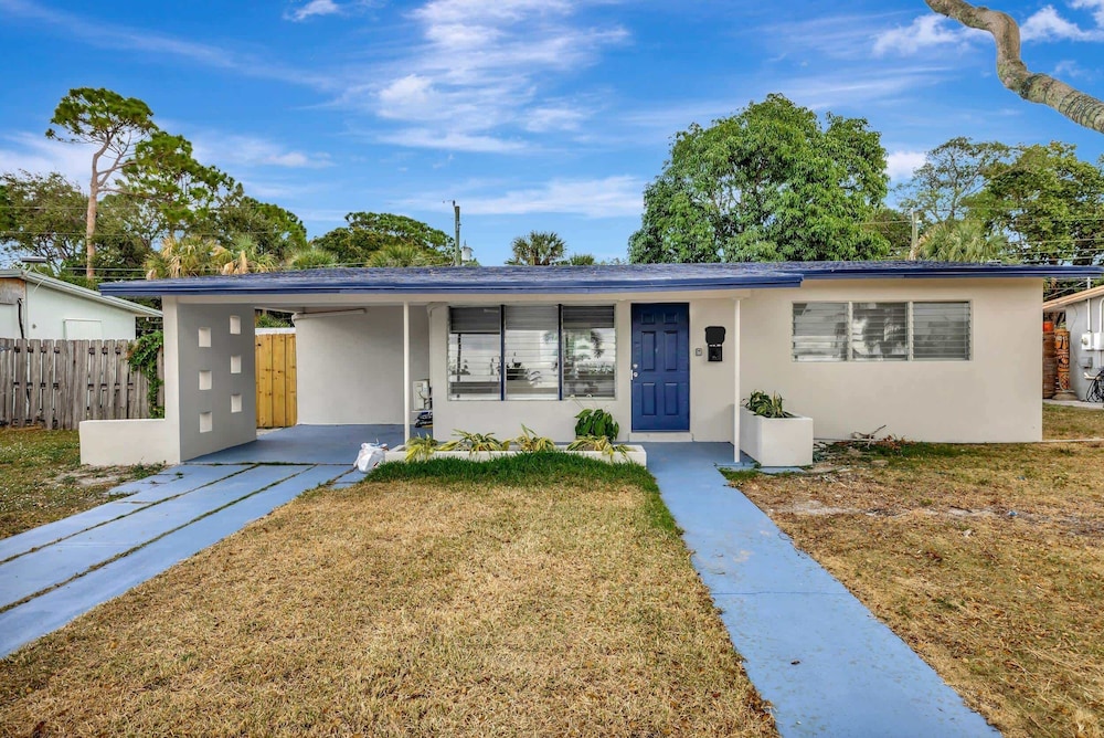 Pompano Beach Bungalow for 5 — 4-Star Luxury Hotel in Pompano Beach, United States
