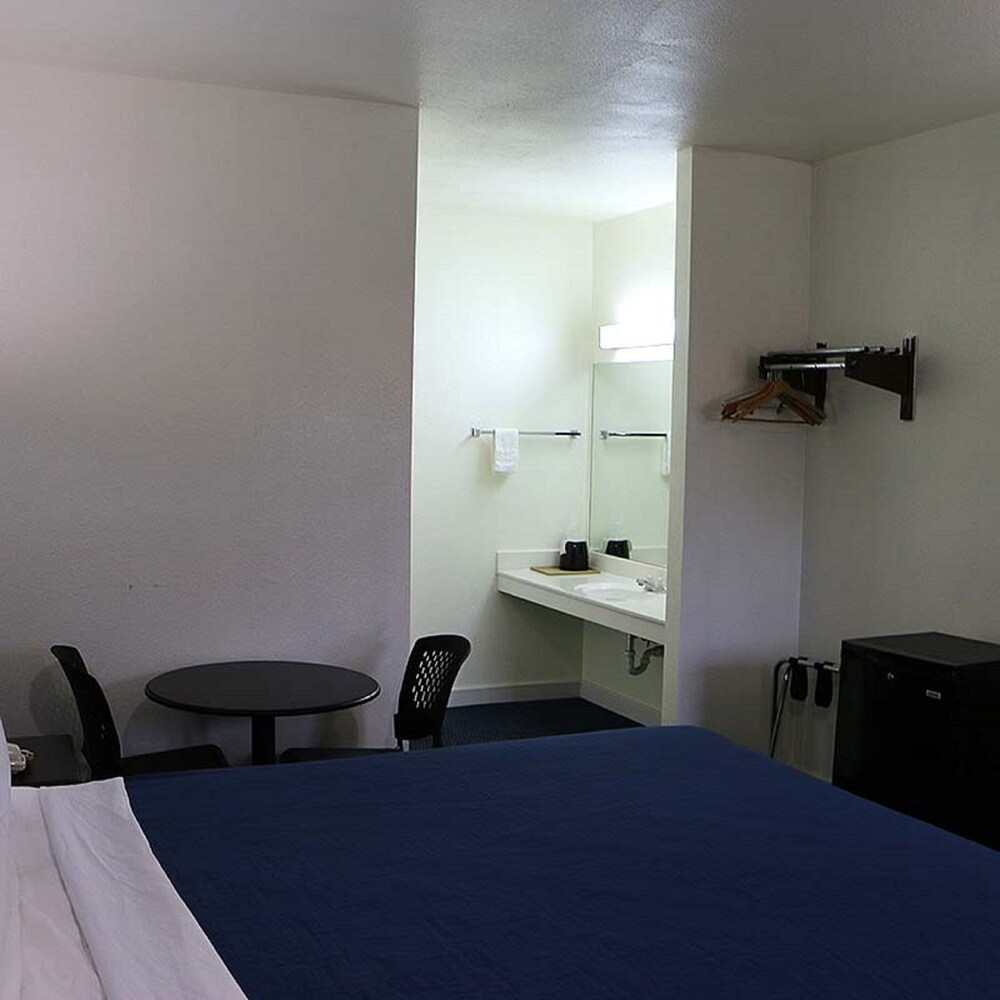 Royal Inn Dallas NW - photo 8