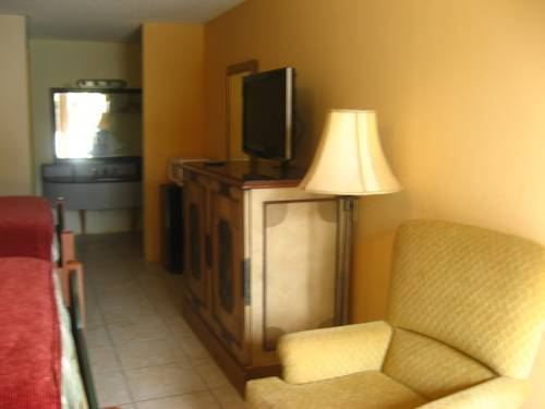 Lake Cecile Inn and Suites - photo 11