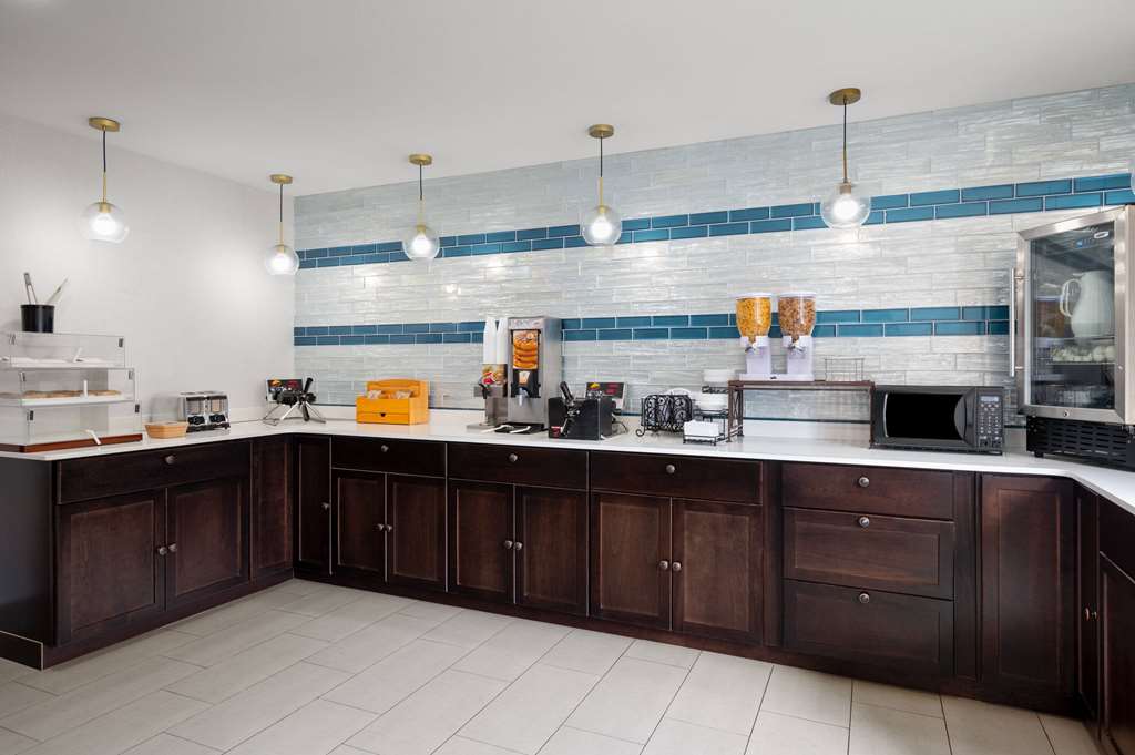La Quinta Inn by Wyndham Indianapolis Airport Executive Dr - photo 24