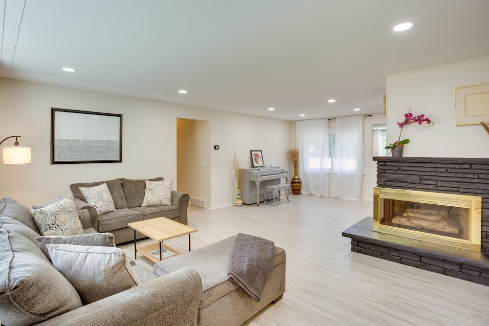 Cozy Minneapolis Home w Air Hockey Near Downtown — hotel in Golden Valley
