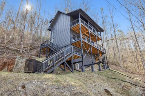 Enjoy Stairway to Heaven a Modern Secluded Cabin with Hot Tub Sleeps 6 Minutes from Dollywood PF Gatlinburg — 4-Star Luxury Hotel in Sevierville, United States
