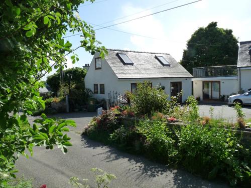 Gwyndaf Holiday Cottage — 5-Star Luxury Hotel in Llangoed, United Kingdom