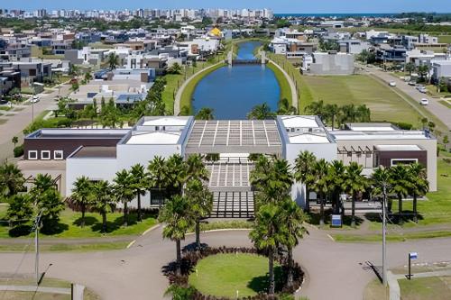Casa 4 Suítes com piscina Fundos Lago Ilhas Resort in Capao Da Canoa, Brasil