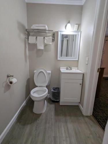 Bea's Parkway Inn - photo 15