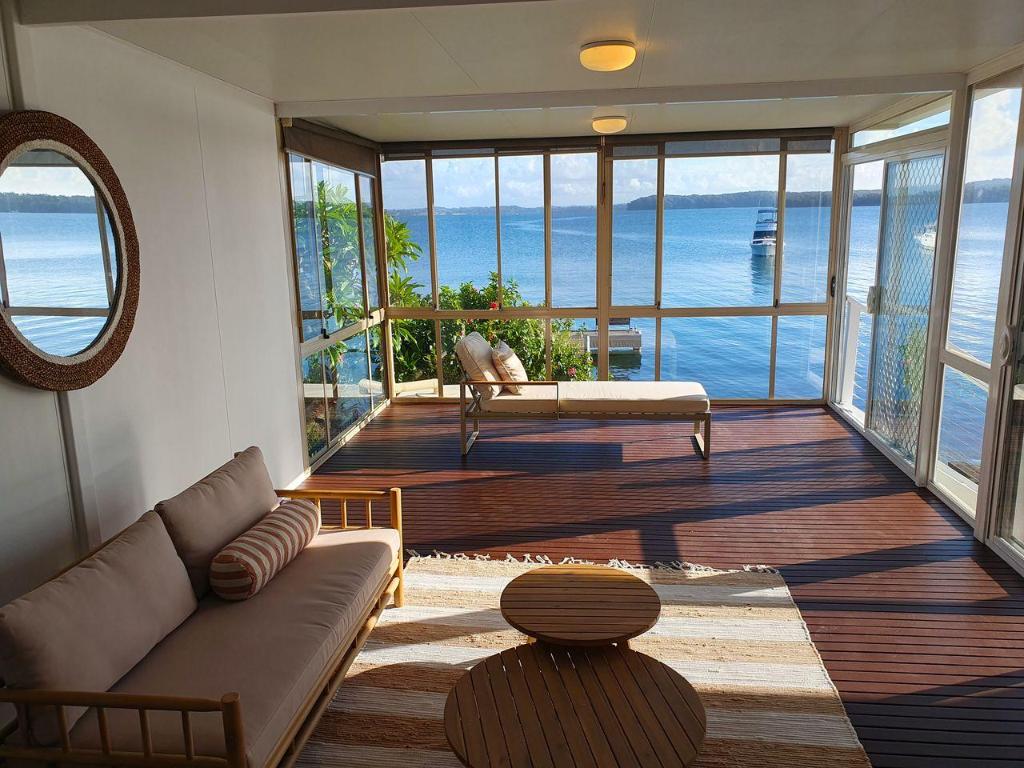 Kabine Waterfront Lakehouse in Sunshine in Summerland Point, Australia