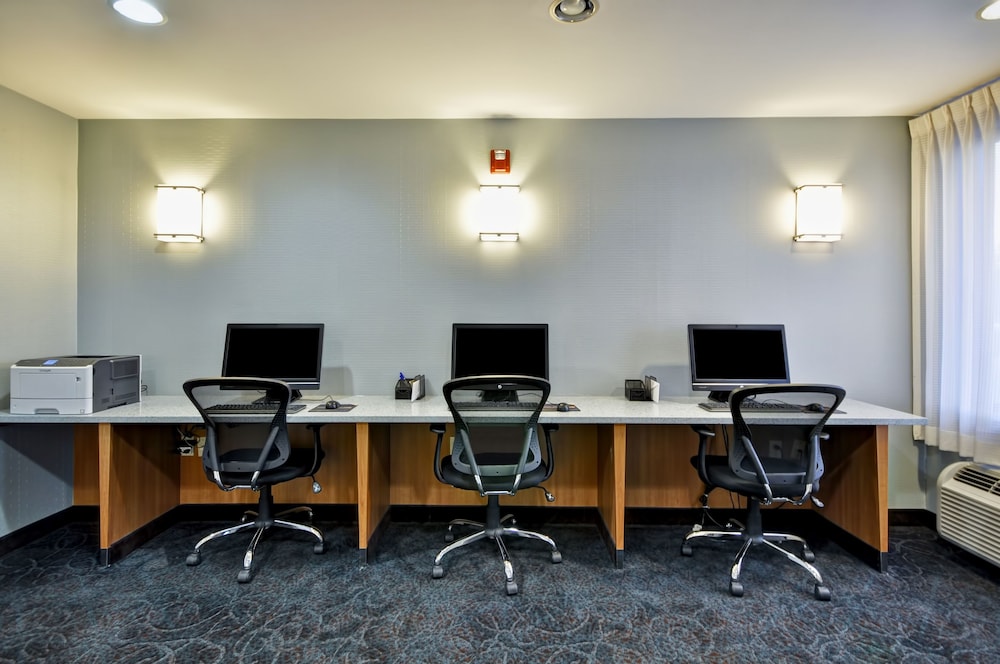Holiday Inn Express Romulus Detroit Airport - photo 23