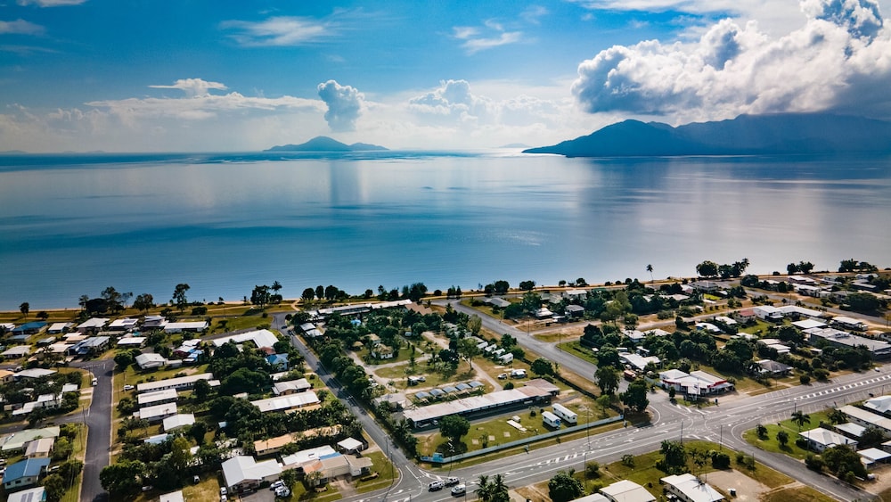 Cardwell Beachcomber Motel and Tourist Park — hotel in Cardwell