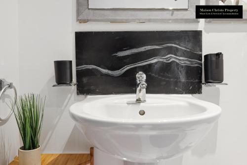 Rojen Apartments Canary Wharf — 4-Star Luxury Hotel in London, United Kingdom