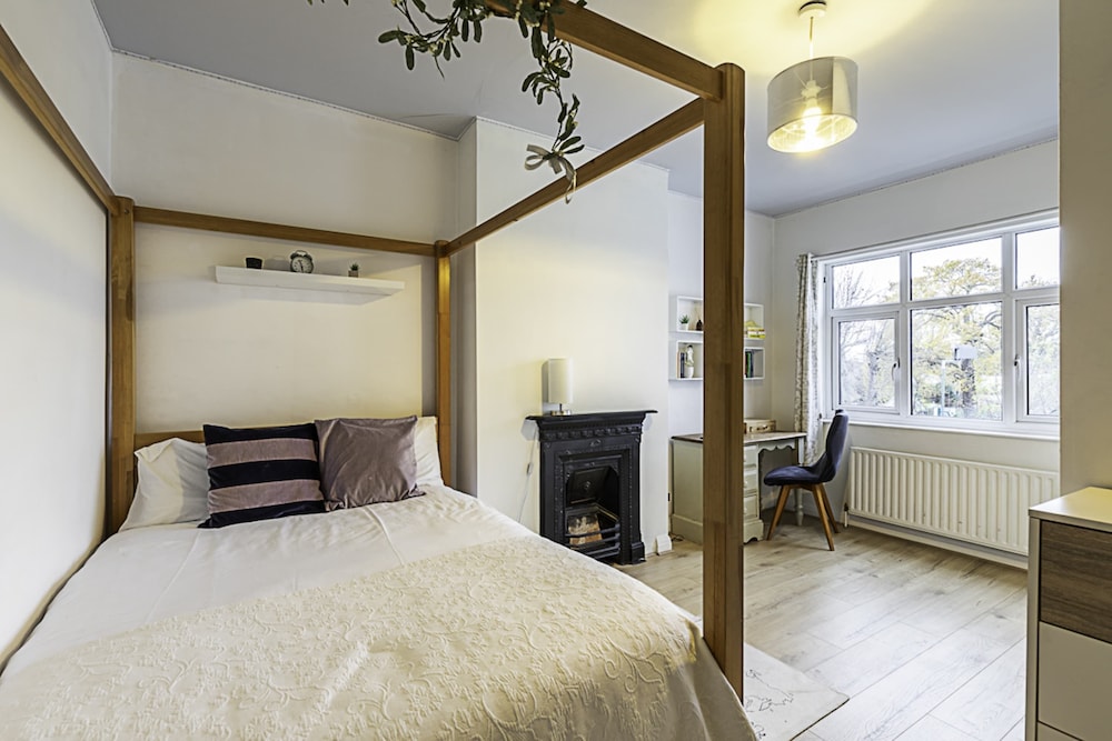 Gorgeous 4 bed Home With a Fireplace and Terrace — 4-Star Luxury Hotel in London, United Kingdom
