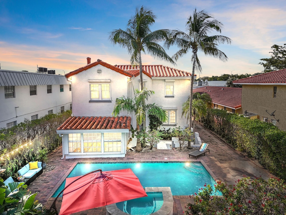 1926 Mediterranean Home with Heated Pool Sleeps 12 — 4-Star Luxury Hotel in West Palm Beach, United States