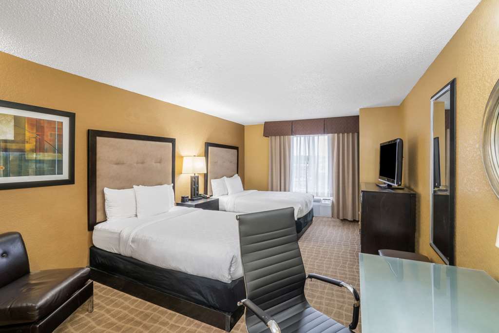 La Quinta Inn & Suites by Wyndham Hot Springs - photo 22