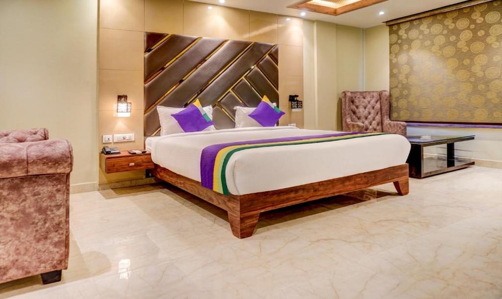 The Golden Crown Hotel Banquet & Cafe in Dinapore, India