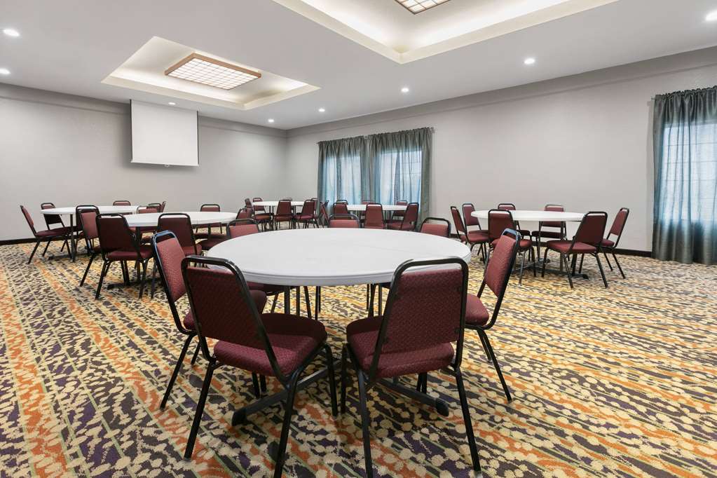 La Quinta Inn & Suites by Wyndham Belton Temple South - photo 14