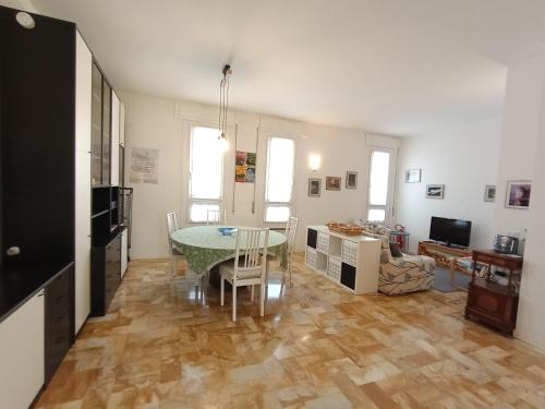 The Family Haven large suite a few steps from the lake with garage — 4-Star Luxury Hotel in Lecco, Italy