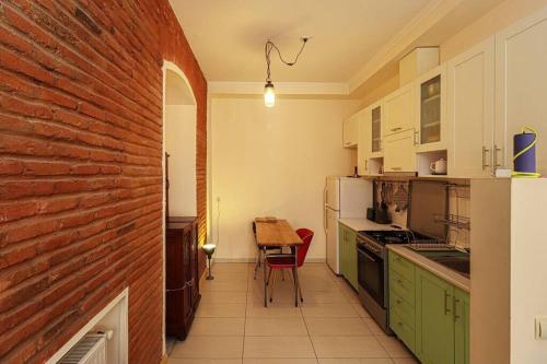 Vintage 2BR Apartment Managed By Wehost