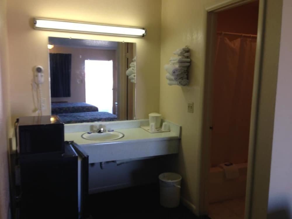 Super 7 Inn Siloam Springs - photo 12