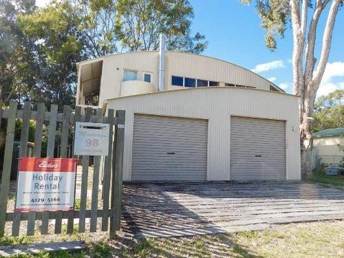 Moorings Toogoom Beachfront 3BR Aircon in Toogoom, Australia