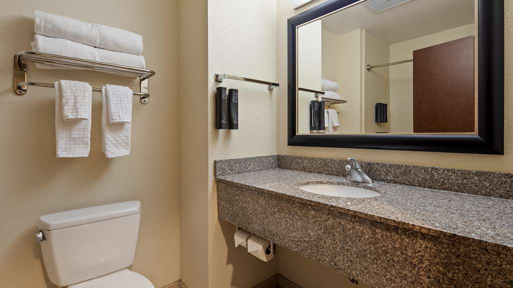Best Western Plus Chain of Lakes Inn & Suites - photo 18