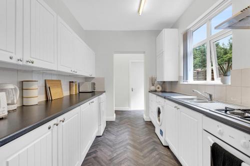 Solace Nights Large Modern House 4 Bedrooms Near M6 & Spaghetti Junction Fast WiFi Netflix — 4-Star Luxury Hotel in Birmingham, United Kingdom