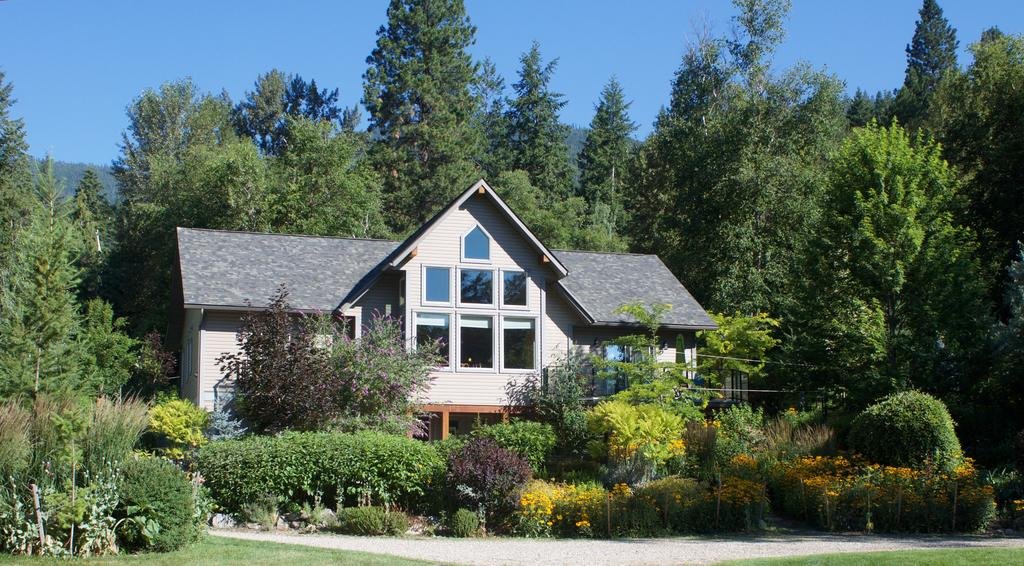 Windborne Bed & Breakfast — 4-Star Luxury Hotel in Castlegar, Canada