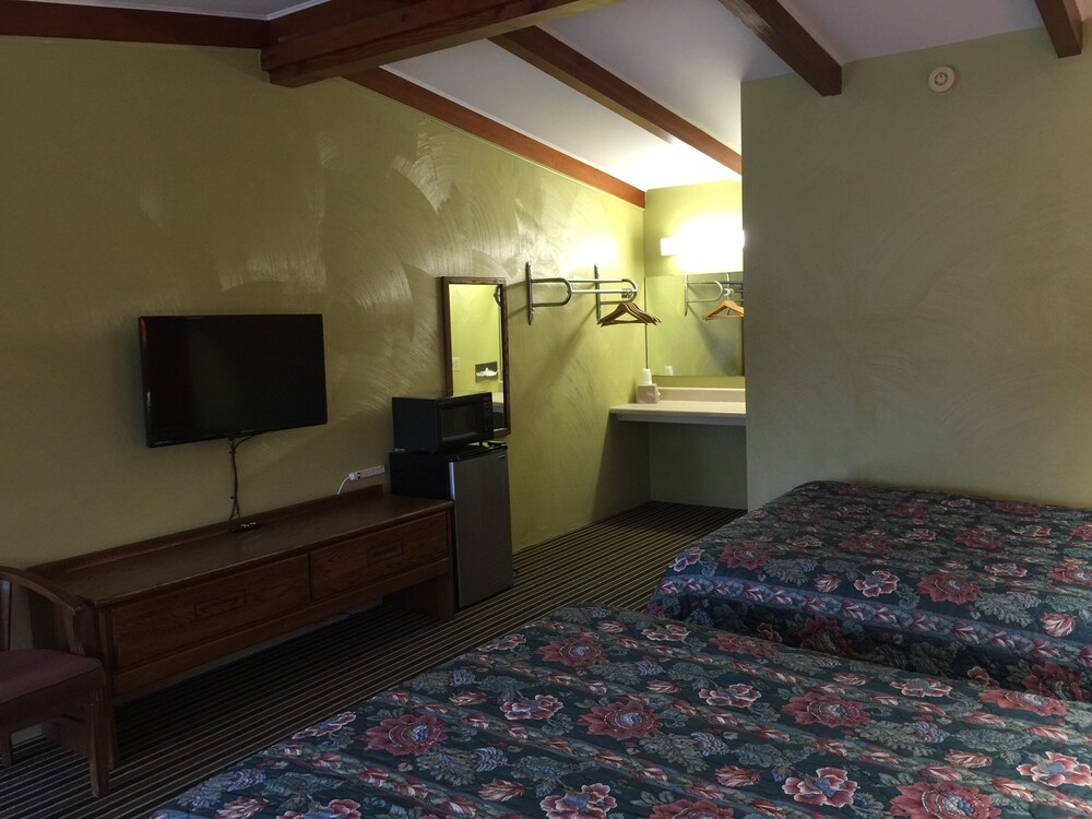 Family Budget Inn - photo 8