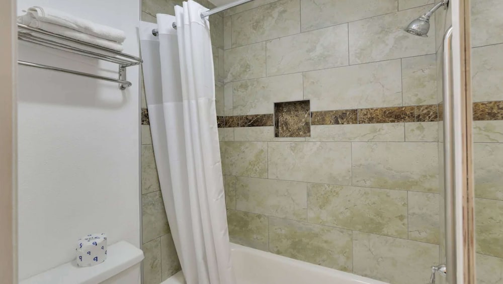 Magnuson Hotel Bradenton - photo 20