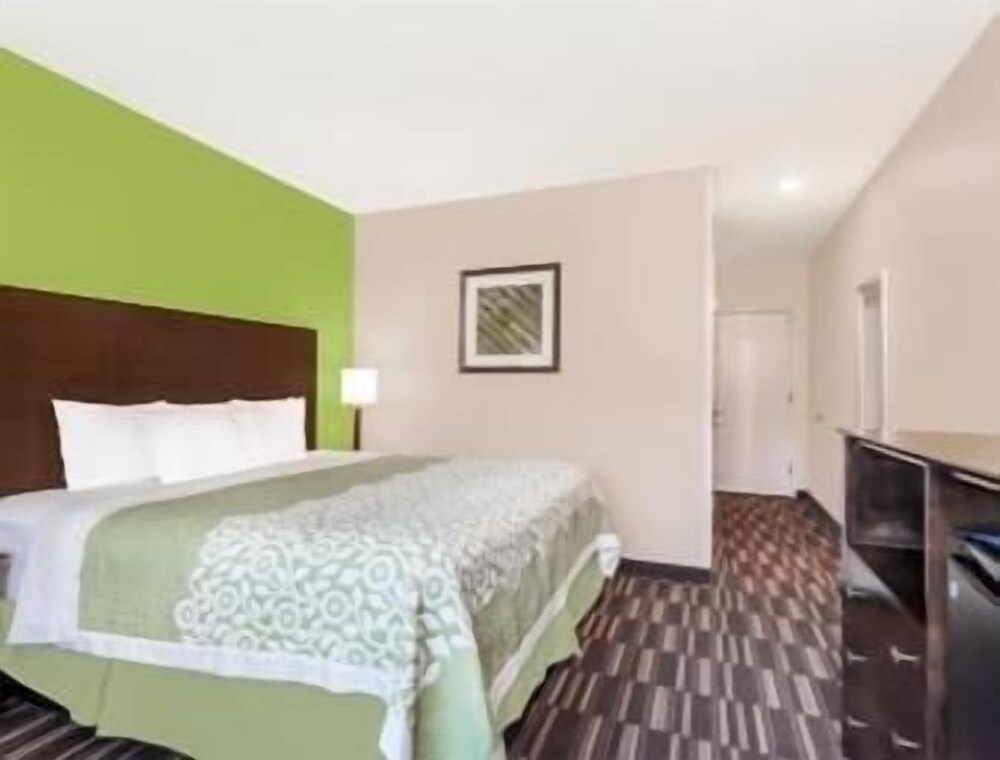 Days Inn & Suites by Wyndham Jamaica JFK Airport - photo 7