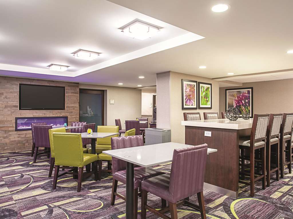 La Quinta Inn & Suites by Wyndham Baltimore N White Marsh - photo 32