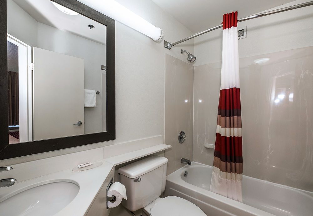 Cedar Rapids Inn - photo 12