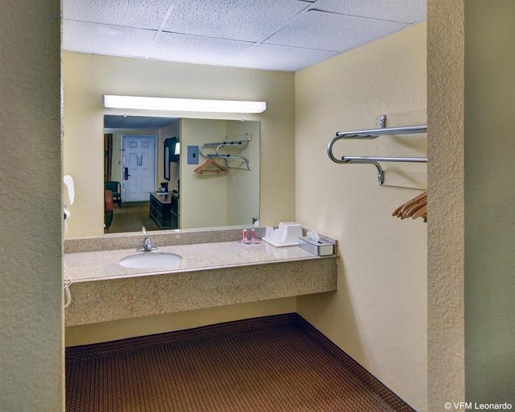 Econo Lodge Marshall - photo 7