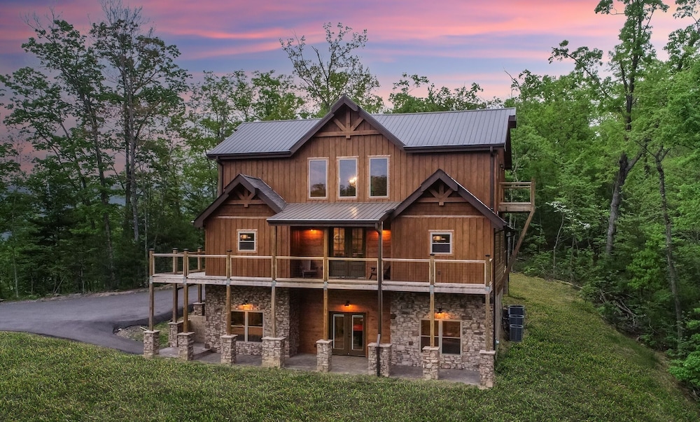 Stone Mountain Lodge 4 Bedroom Cabin by RedAwning — 4-Star Luxury Hotel in Sevierville, United States