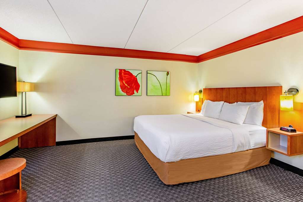 La Quinta Inn & Suites by Wyndham Raleigh Durham Southpoint - photo 25