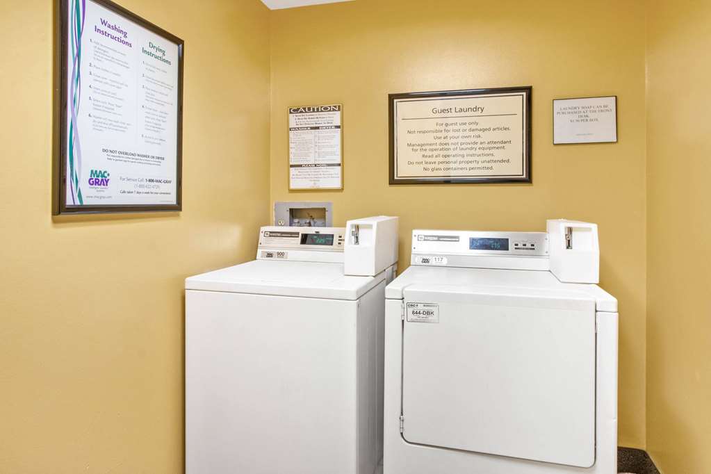 La Quinta Inn & Suites by Wyndham Albuquerque Journal Ctr NW - photo 33