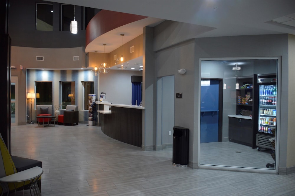 Del Mar Airport Inn & Suites - photo 14