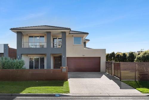 Surfside Haven 100m to beach sleeps 12 in Ocean Grove, Australia