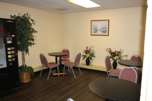 Scottish Inn Knoxville - photo 2