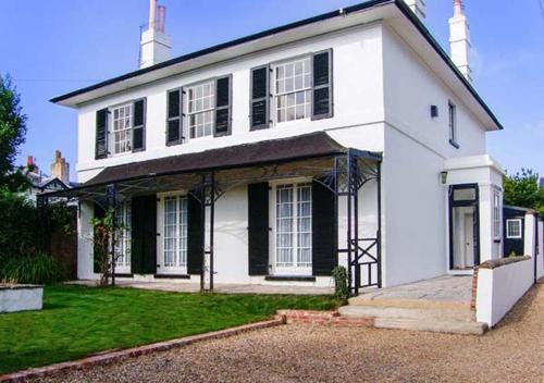 Bury Villa 7 bedrooms sleeping 18 guests — 4-Star Luxury Hotel in Gosport, United Kingdom