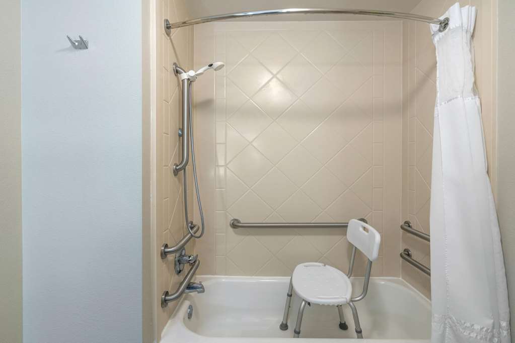 La Quinta Inn & Suites by Wyndham Latham Albany Airport - photo 11