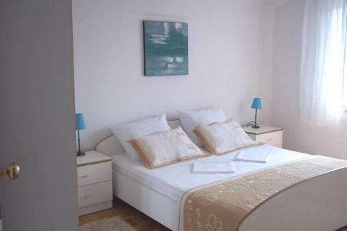 Apartment Sunshine Two Bedroom Apartment with Sea View