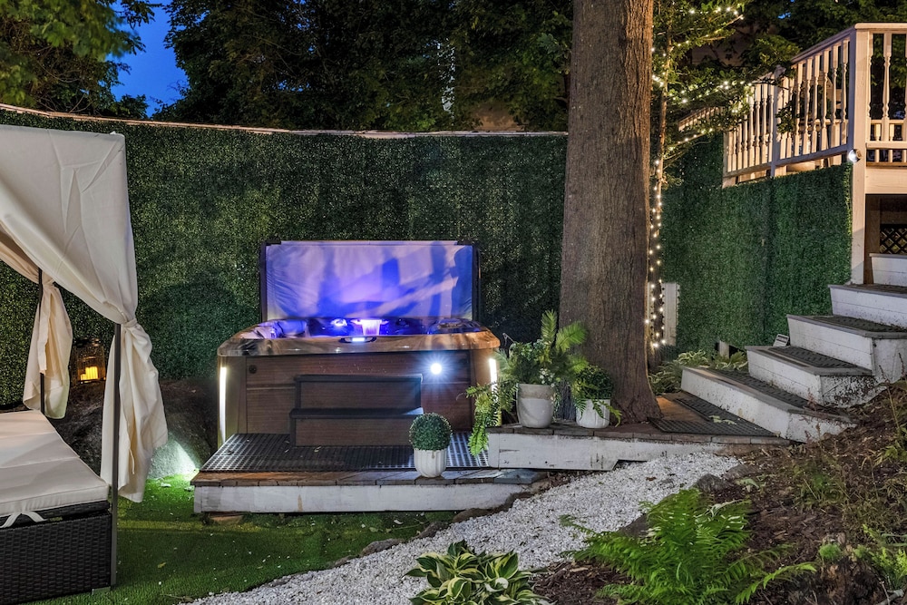 Hot Tub and Walk to Lakeside Dining Meredith Home — 4-Star Luxury Hotel in Meredith, United States