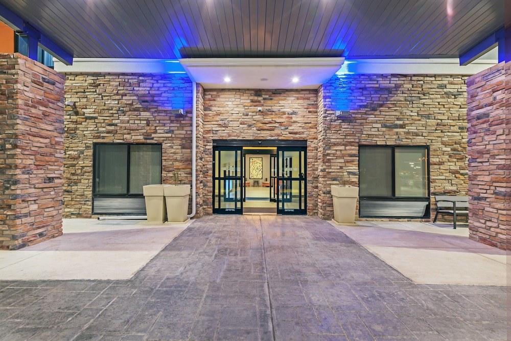 Holiday Inn Express & Suites Perryton by IHG - photo 32