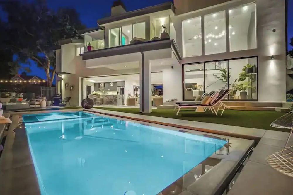 Troy Dr Sleek & Modern Hollywood Hills Home With Stunning Views — 4-Star Luxury Hotel in Los Angeles, United States