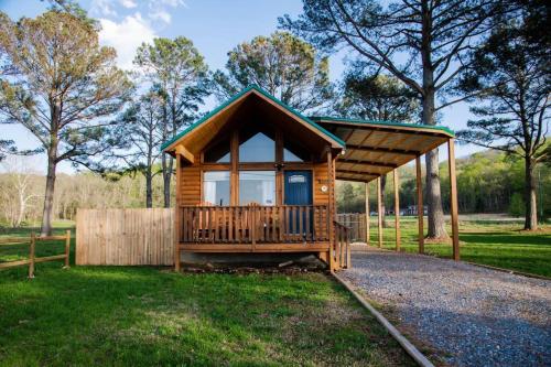 Rustic Chic Alabama Cabin w Loft Fire Pit Pet Friendly Fenced Yard Lake Guntersville Lucky Lodge — 4-Star Luxury Hotel in Guntersville, United States