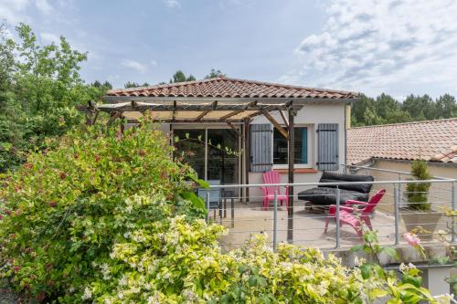 Le Pequelet - carbon neutral hotel in Payzac