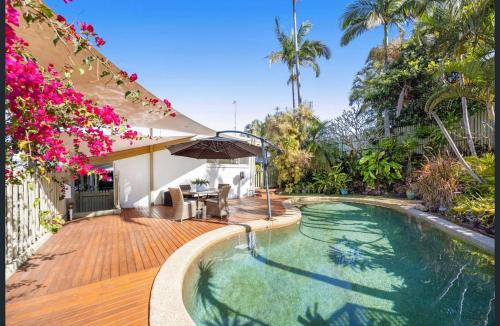 Luxe Spacious Gem With Pool Ocean Views Snooker Table — Alexandra Headland