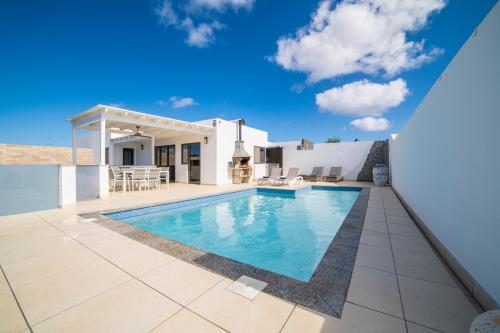 Villa Sirmione — 4-Star Luxury Hotel in Playa Blanca, Spain
